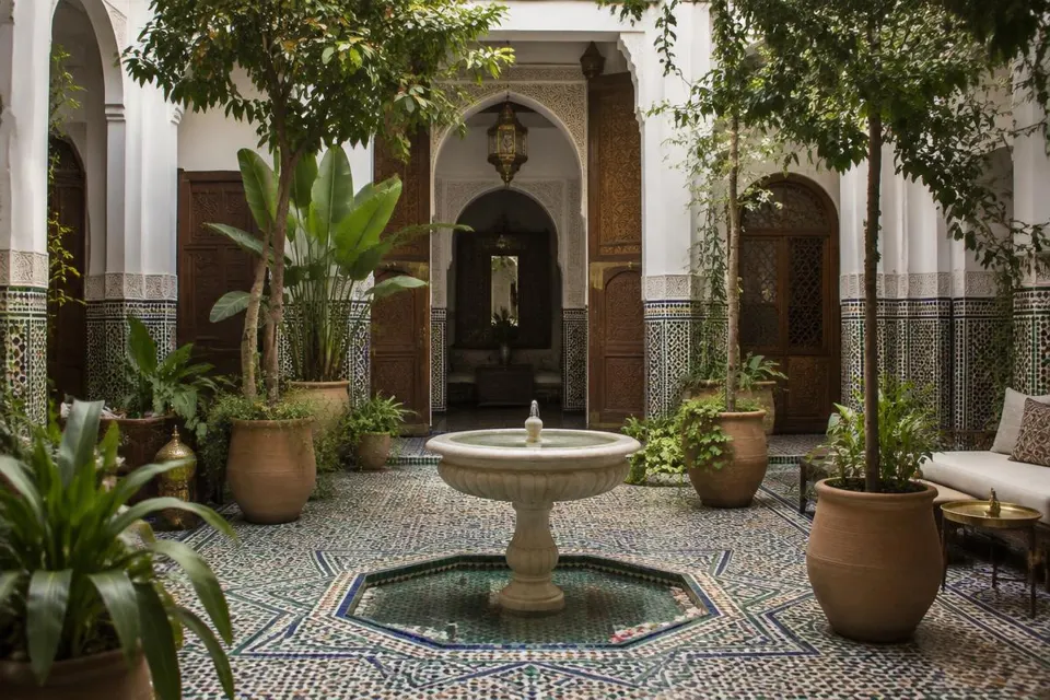 Patio de riad avec fontaine et zellige à Marrakech
